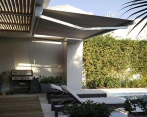 toldo retractil A1 Premium en patio con asoleadoras