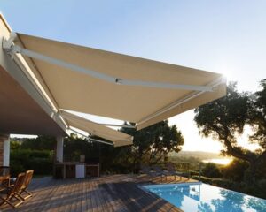 toldo retractil M1 Premium en piscina y con puesta de sol